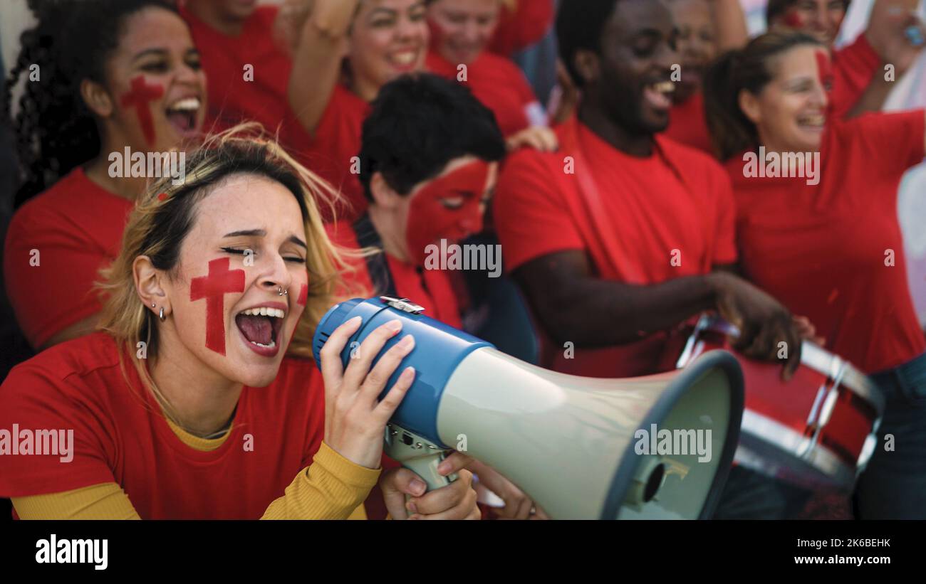 Fußballfans jubelten während des Fußballspiels ihrer Lieblingsmannschaft - Sport-Entertainment-Konzept Stockfoto