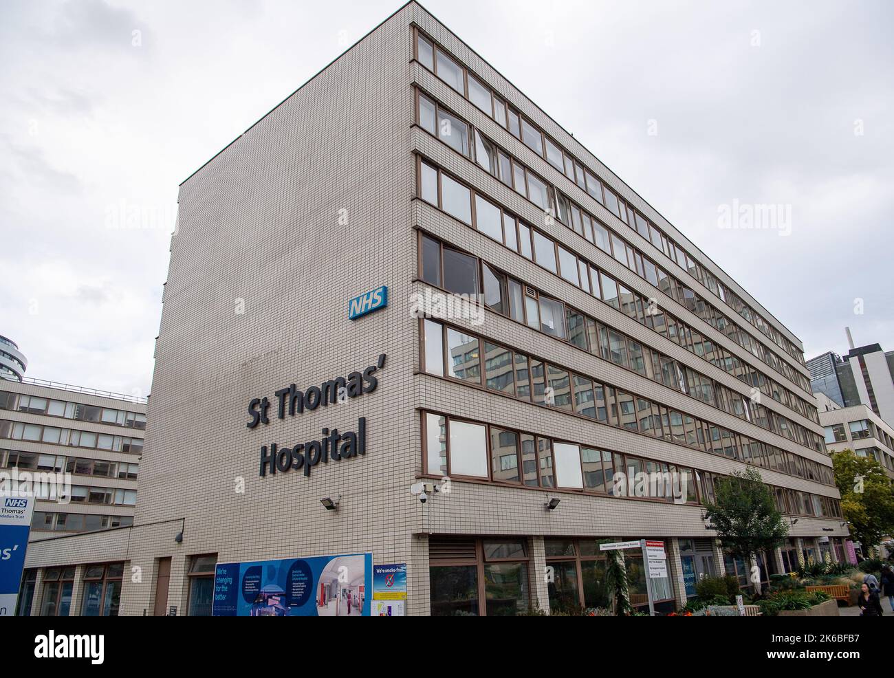 Westminster, London, Großbritannien. 12.. Oktober 2022. St. Thomas' Hospital in Westminster. Die Zahl der positiven Covid-19-Fälle stieg bis zum 1. Oktober 2022 in der Woche um 21,8 %, was die Krankenhäuser noch stärker belastet. Der NHS hat auch eine gelbe Warnung für eine niedrige Blutversorgung ausgegeben, da die aktuellen Bestände gerade genug sind, um zwei Tage lang zu halten. Quelle: Maureen McLean/Alamy Live News Stockfoto