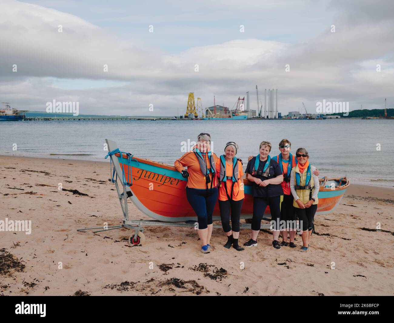 Teamfoto der weiblichen Juniper St Ayles-Skiff-Crew mit Sitz in Cromarty, Ross & Cromarty, Schottland, Großbritannien - schottischer Frauen-Küstenruderclub Stockfoto