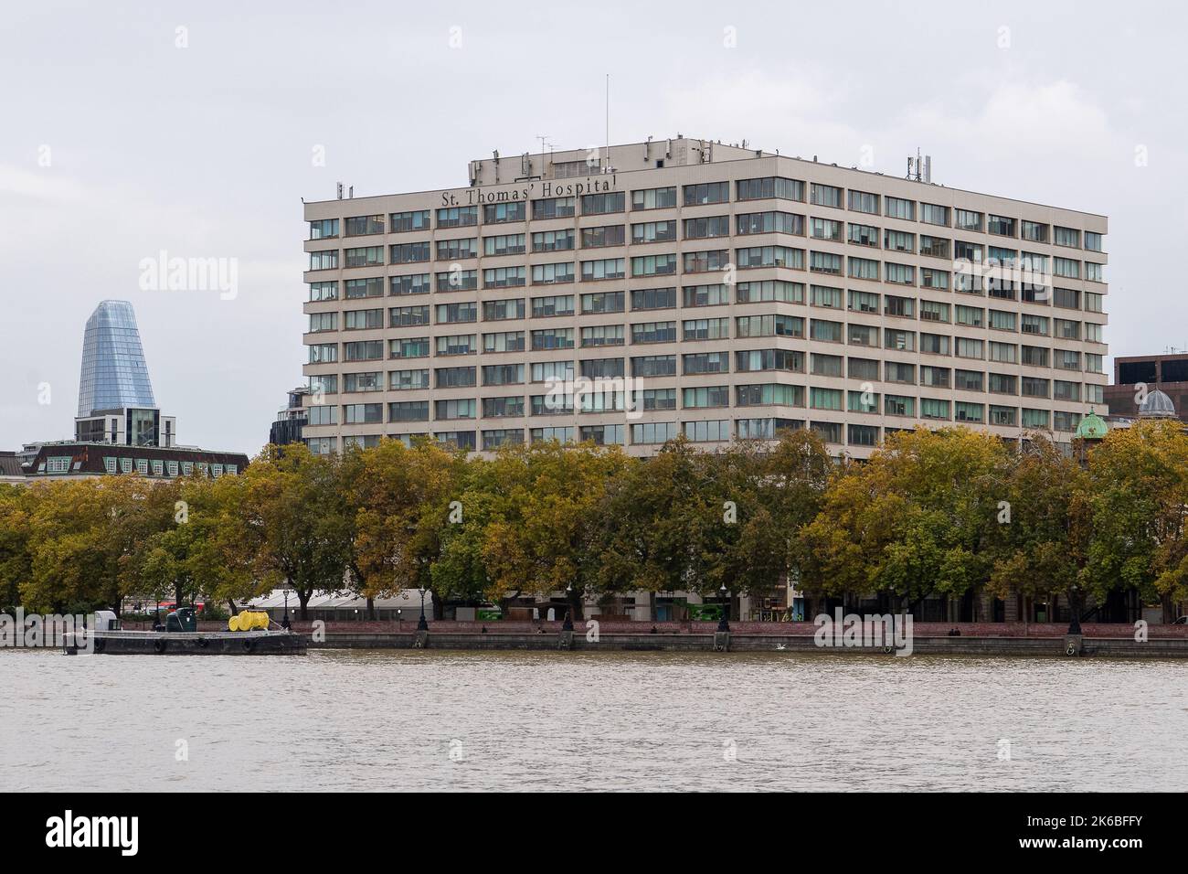 Westminster, London, Großbritannien. 12.. Oktober 2022. St. Thomas' Hospital in Westminster. Die Zahl der positiven Covid-19-Fälle stieg bis zum 1. Oktober 2022 in der Woche um 21,8 %, was die Krankenhäuser noch stärker belastet. Der NHS hat auch eine gelbe Warnung für eine niedrige Blutversorgung ausgegeben, da die aktuellen Bestände gerade genug sind, um zwei Tage lang zu halten. Quelle: Maureen McLean/Alamy Live News Stockfoto