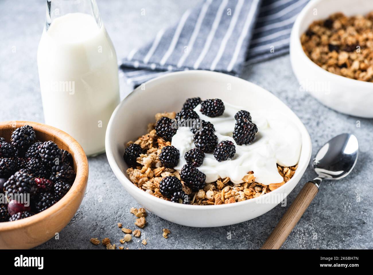Frühstücksjoghurt-Schüssel mit Brombeeren und Haferhonig knusprigem Müsli, Nahaufnahme Stockfoto