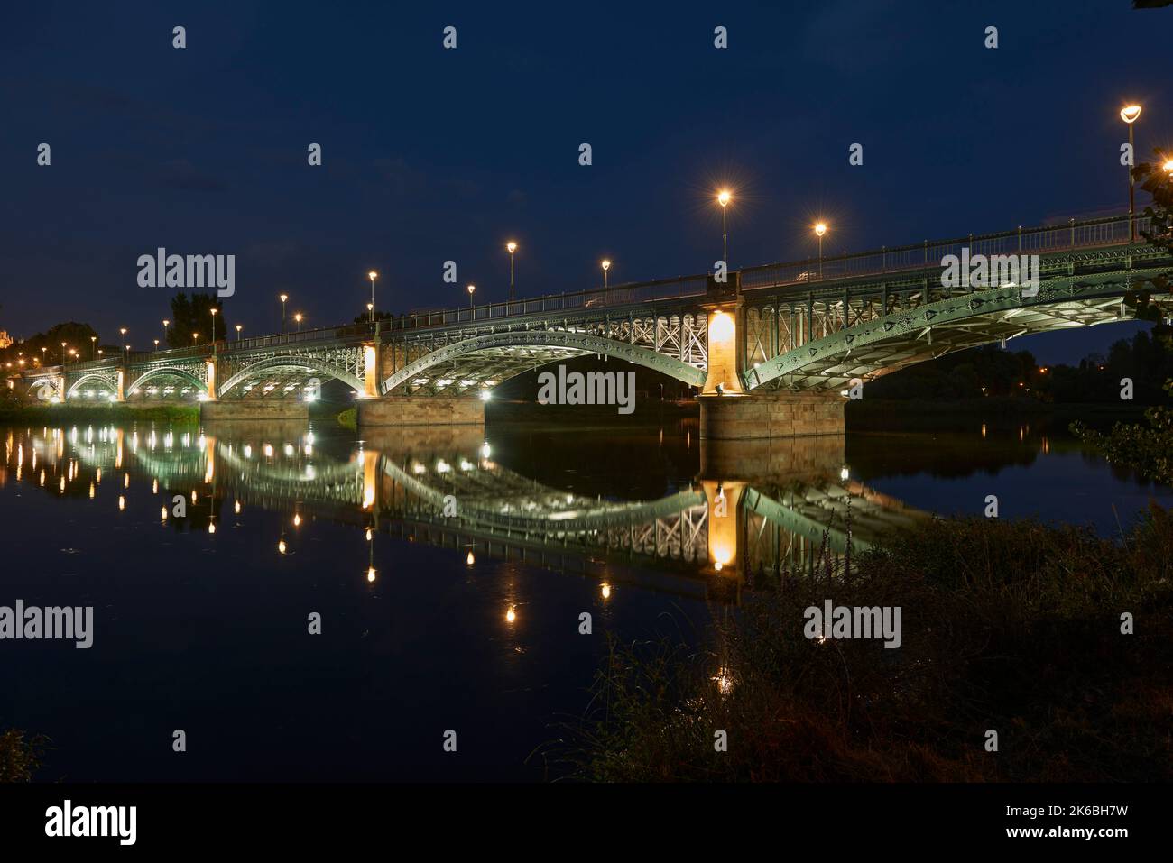 Enrique-Esteban-Brücke bei Nacht, Salamanca, Spanien, Europa. Stockfoto