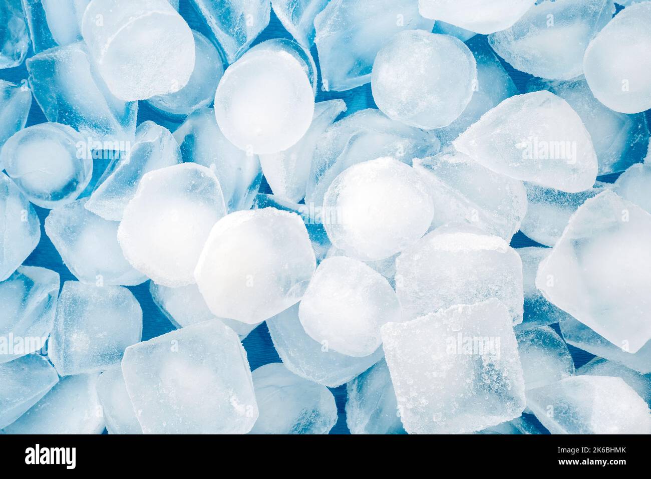 Abstrakte Formen des Eises auf blauer Oberfläche, Draufsicht für Hintergründe Stockfoto