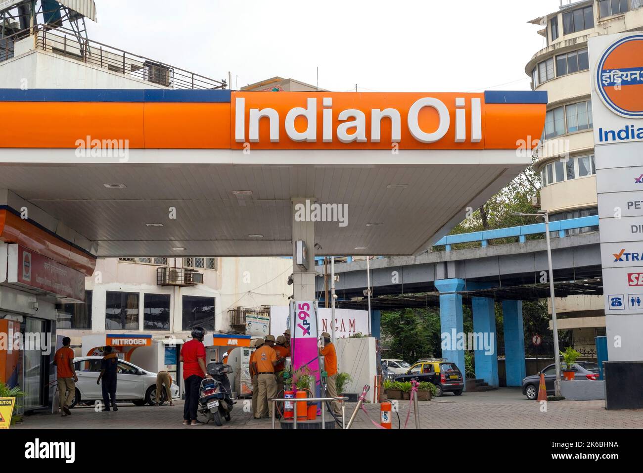 MUMBAI - SEP 22: Tankstelle der Indian Oil Corporation in Mumbai am 22. September. 2022 in Indien Stockfoto