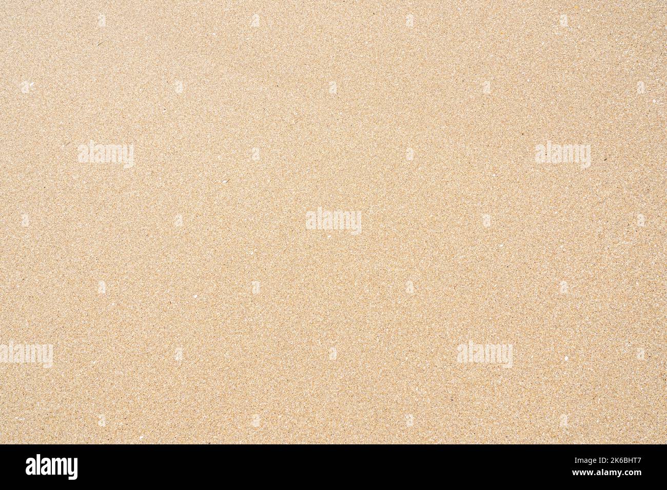 Saubere, glatte Sandstruktur, feuchter, sandiger, tropischer Hintergrund Stockfoto