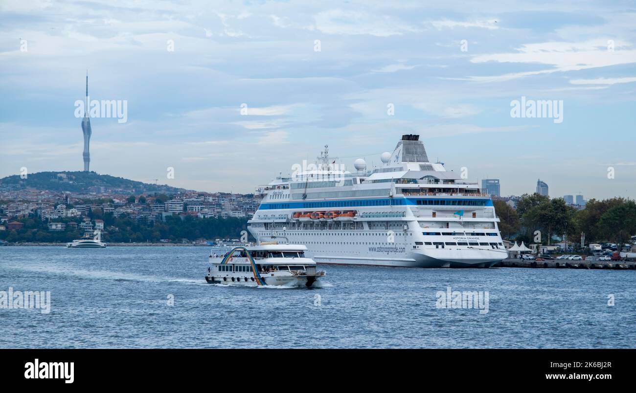 Istanbul, Türkei - 27.09.2022: Das internationale Kreuzschiff dockte im Hafen des Bosporus an. Schwarzmeer-Tour zwischen Sotschi, Trabzon, Sinop, Istanbul Stockfoto