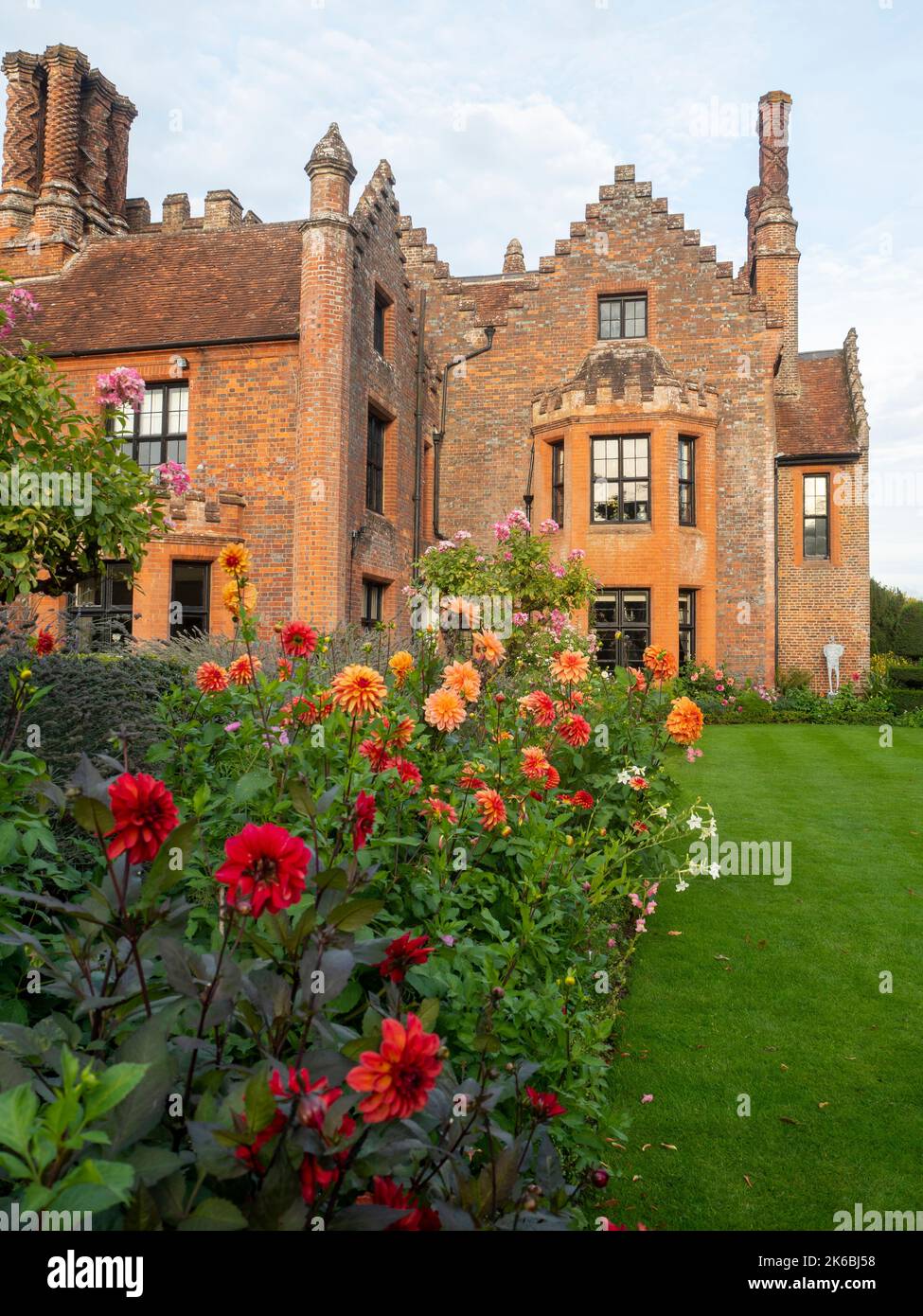 Chenies Manor und Garten umgeben von bunten Dahlien im Oktober. Stockfoto