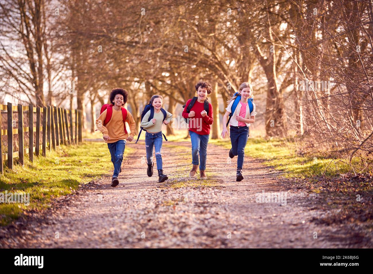 Portrait Kinder Mit Schulrucksäcken Im Freien Auf Dem Countryside Track Stockfoto