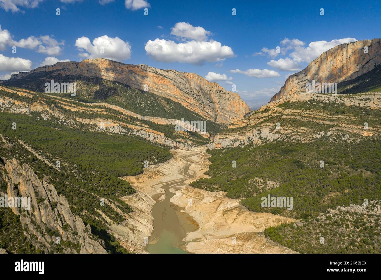 Canelles-Stausee während der Dürre von 2022 vor der Montsec-Bergkette und der Mont-rebei-Schlucht fast leer (La Noguera, Lleida, Katalonien, Spanien) Stockfoto