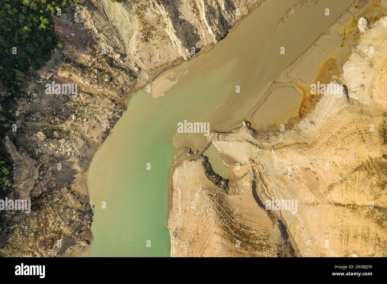 Canelles-Stausee während der Dürre von 2022 vor der Montsec-Bergkette und der Mont-rebei-Schlucht fast leer (La Noguera, Lleida, Katalonien, Spanien) Stockfoto