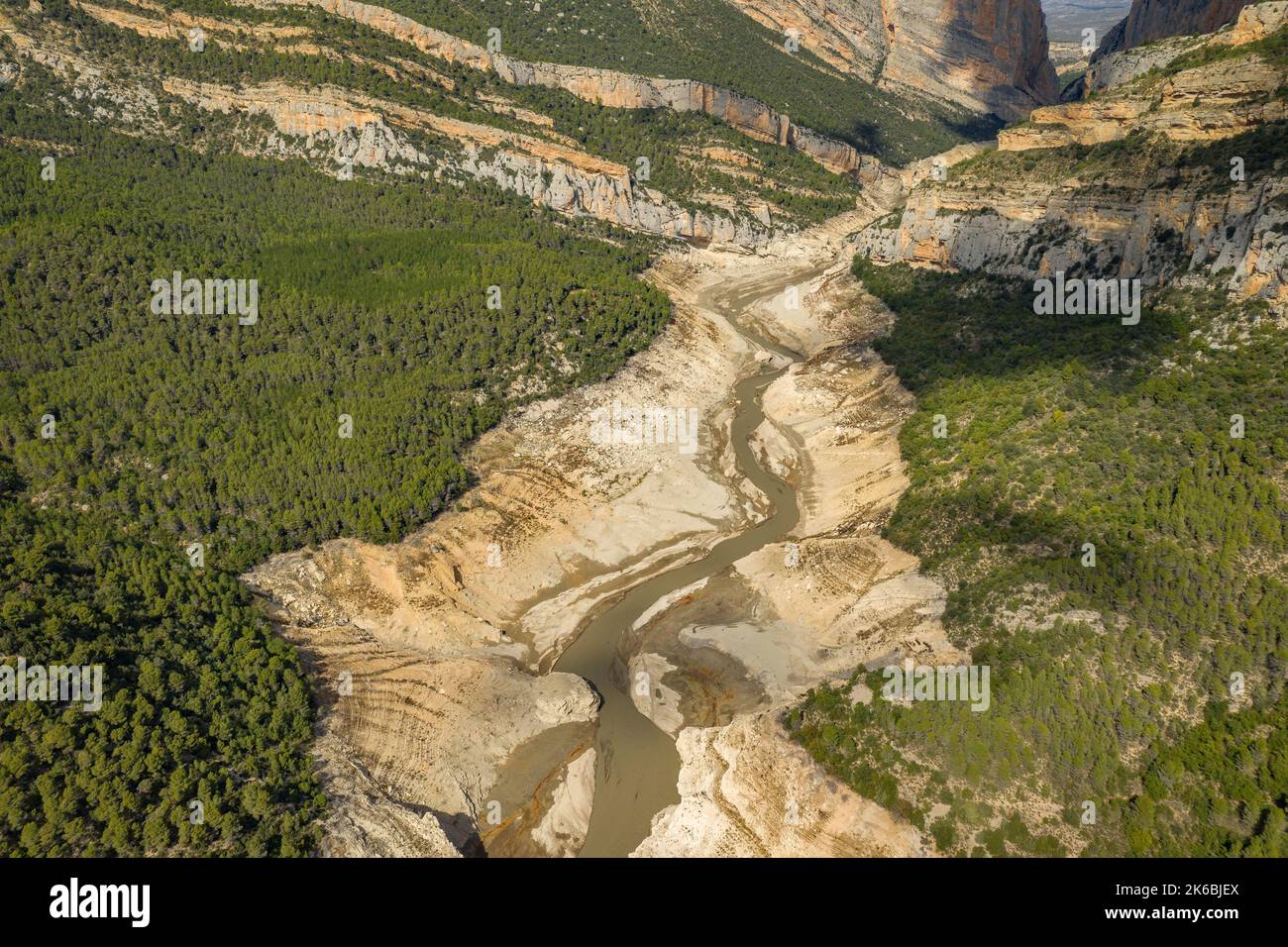 Canelles-Stausee während der Dürre von 2022 vor der Montsec-Bergkette und der Mont-rebei-Schlucht fast leer (La Noguera, Lleida, Katalonien, Spanien) Stockfoto