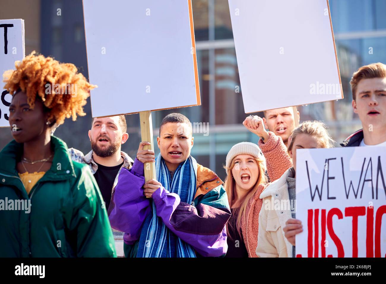 Demonstranten Mit Plakaten Zur Demonstration Von Black Lives Matter Marschieren Gegen Rassismus Stockfoto
