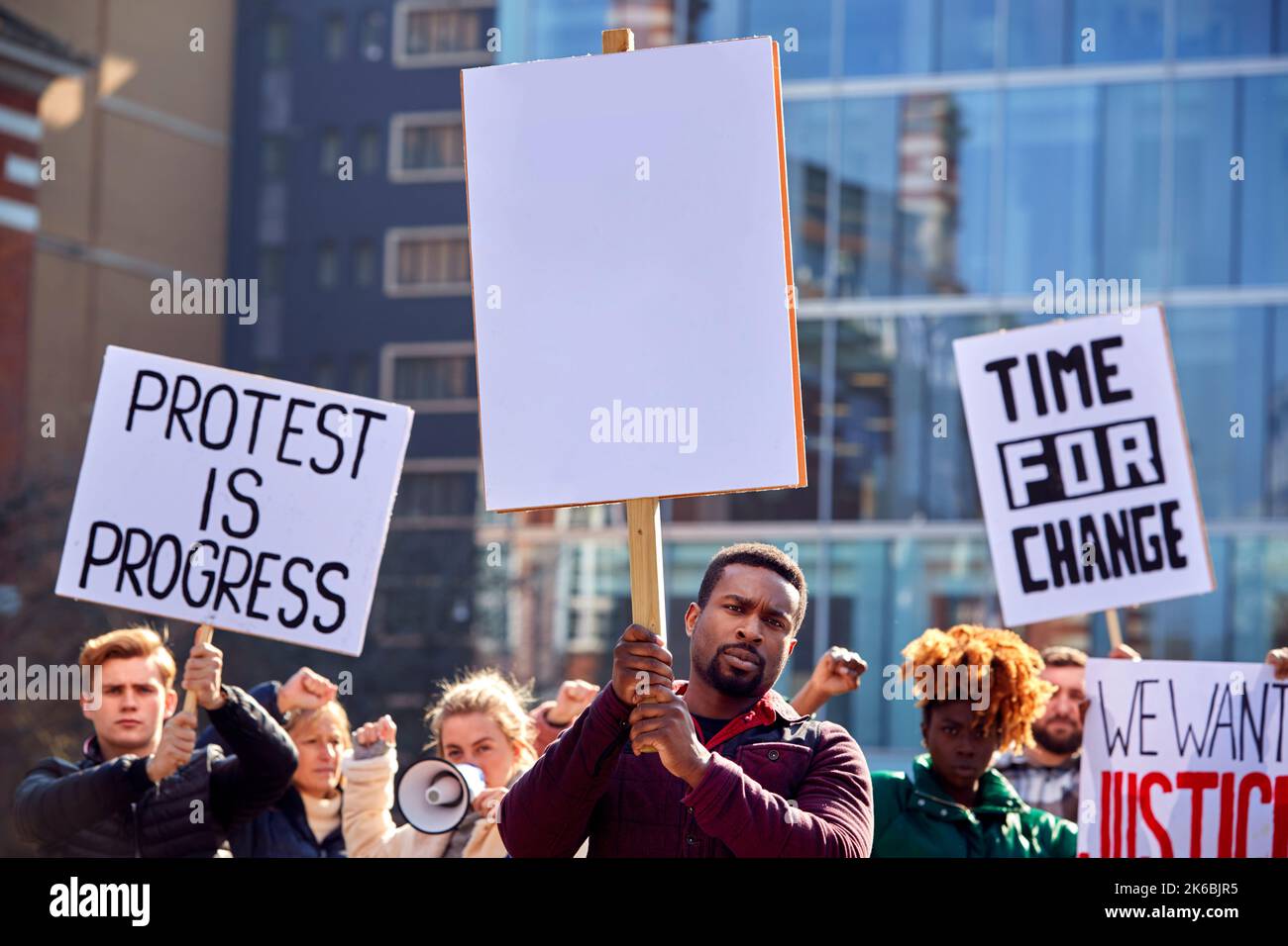 Demonstranten Mit Plakaten Zur Demonstration Von Black Lives Matter Marschieren Gegen Rassismus Stockfoto