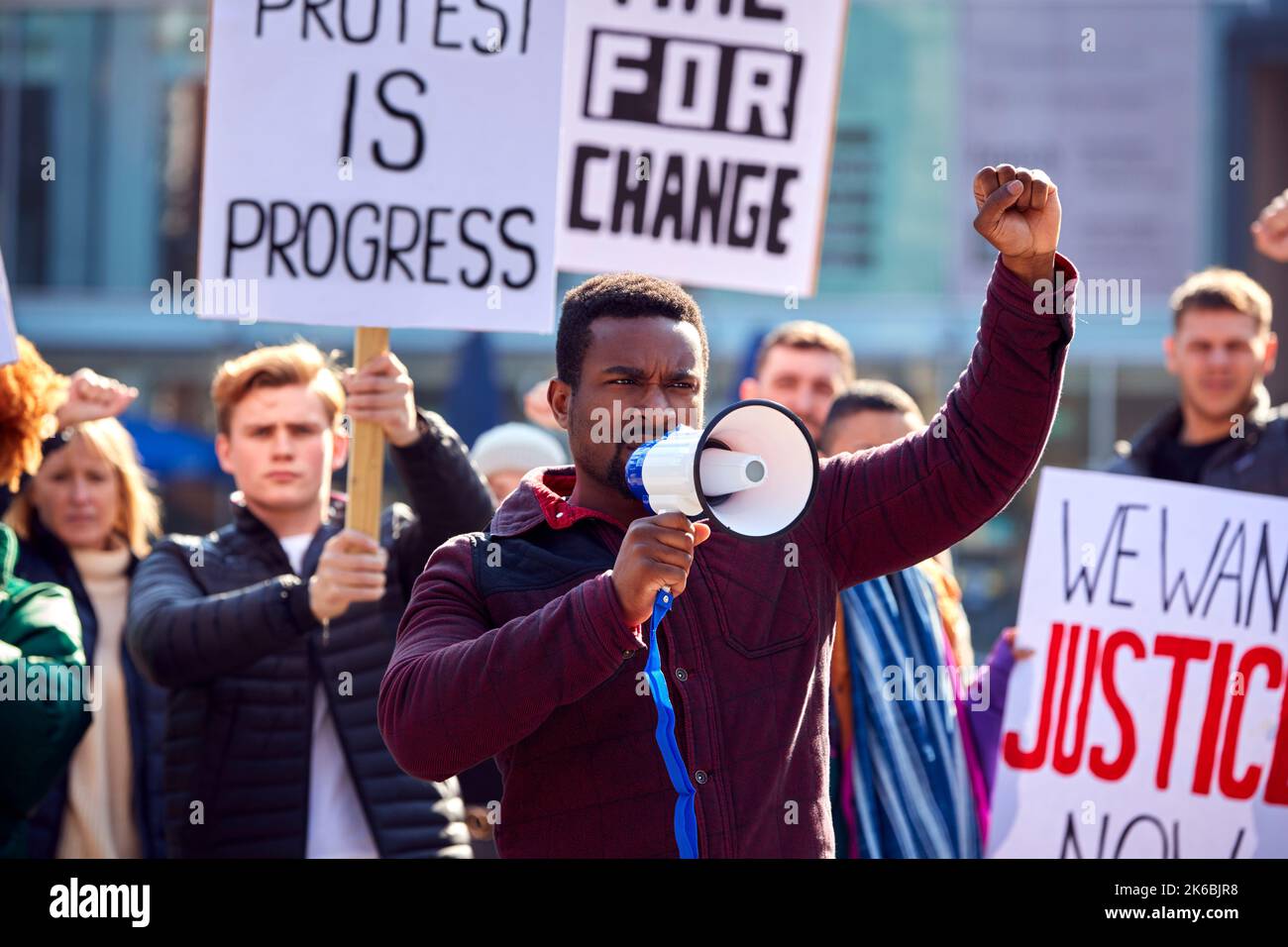 Demonstranten Mit Plakaten Und Megaphon Zur Demonstration Von Black Lives Matter Marschieren Gegen Rassismus Stockfoto