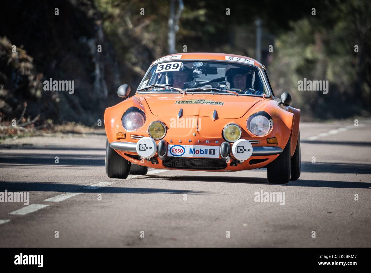 Novella, Korsika, Frankreich - 7.. Oktober 2022: Benoit Vergnet und Xavier Nasica treten bei der Tour de Corse Historique 2022 in ihrer Alpine A110 an. Stockfoto