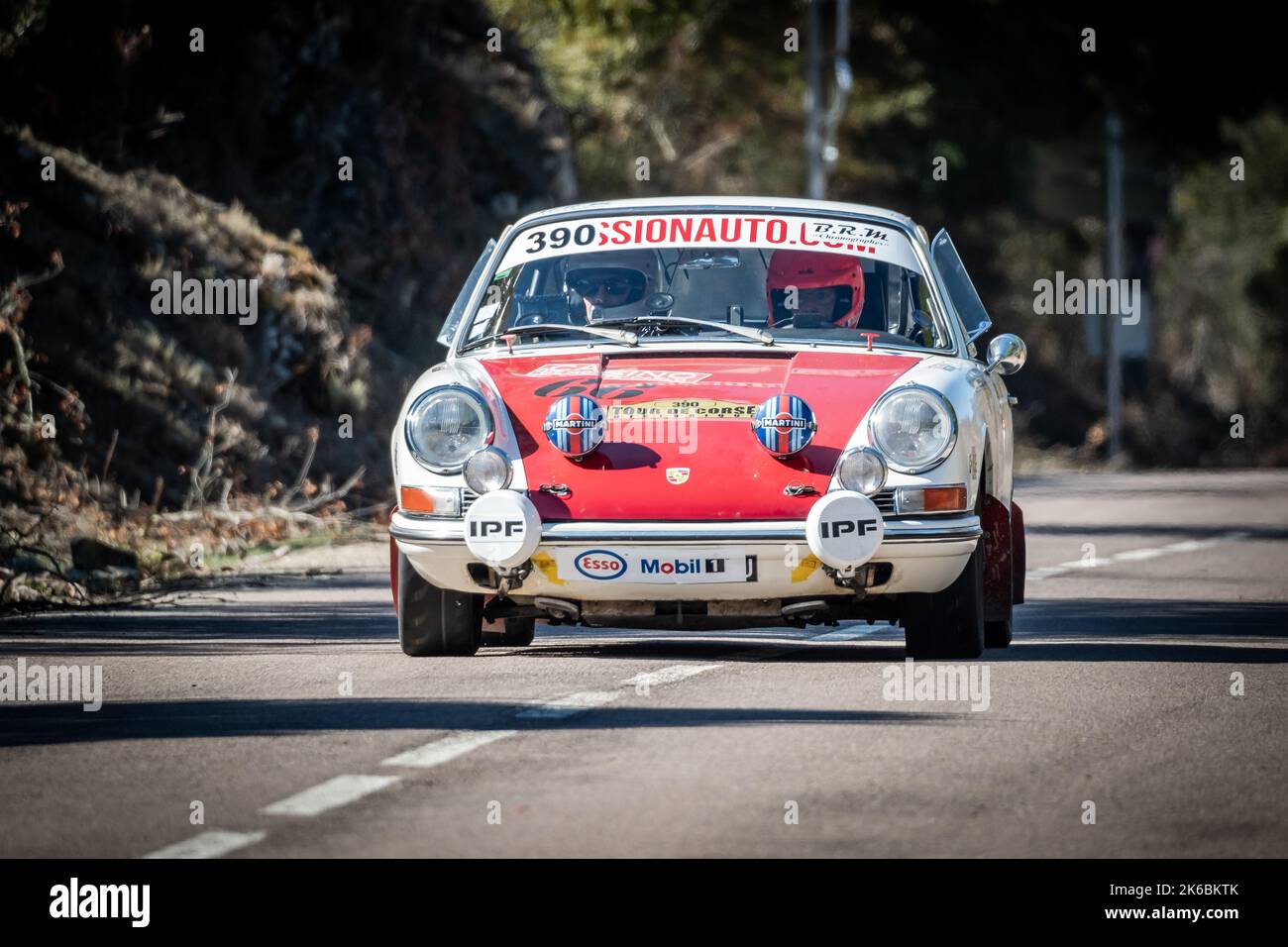 Novella, Korsika, Frankreich - 7.. Oktober 2022: Lionel Garnier und Bertrand Triffault treten mit ihrem Porsche 912 bei der Tour de Corse Historique 2022 an. Stockfoto