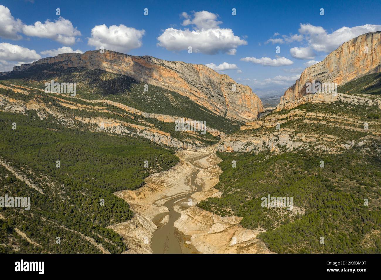 Canelles-Stausee während der Dürre von 2022 vor der Montsec-Bergkette und der Mont-rebei-Schlucht fast leer (La Noguera, Lleida, Katalonien, Spanien) Stockfoto