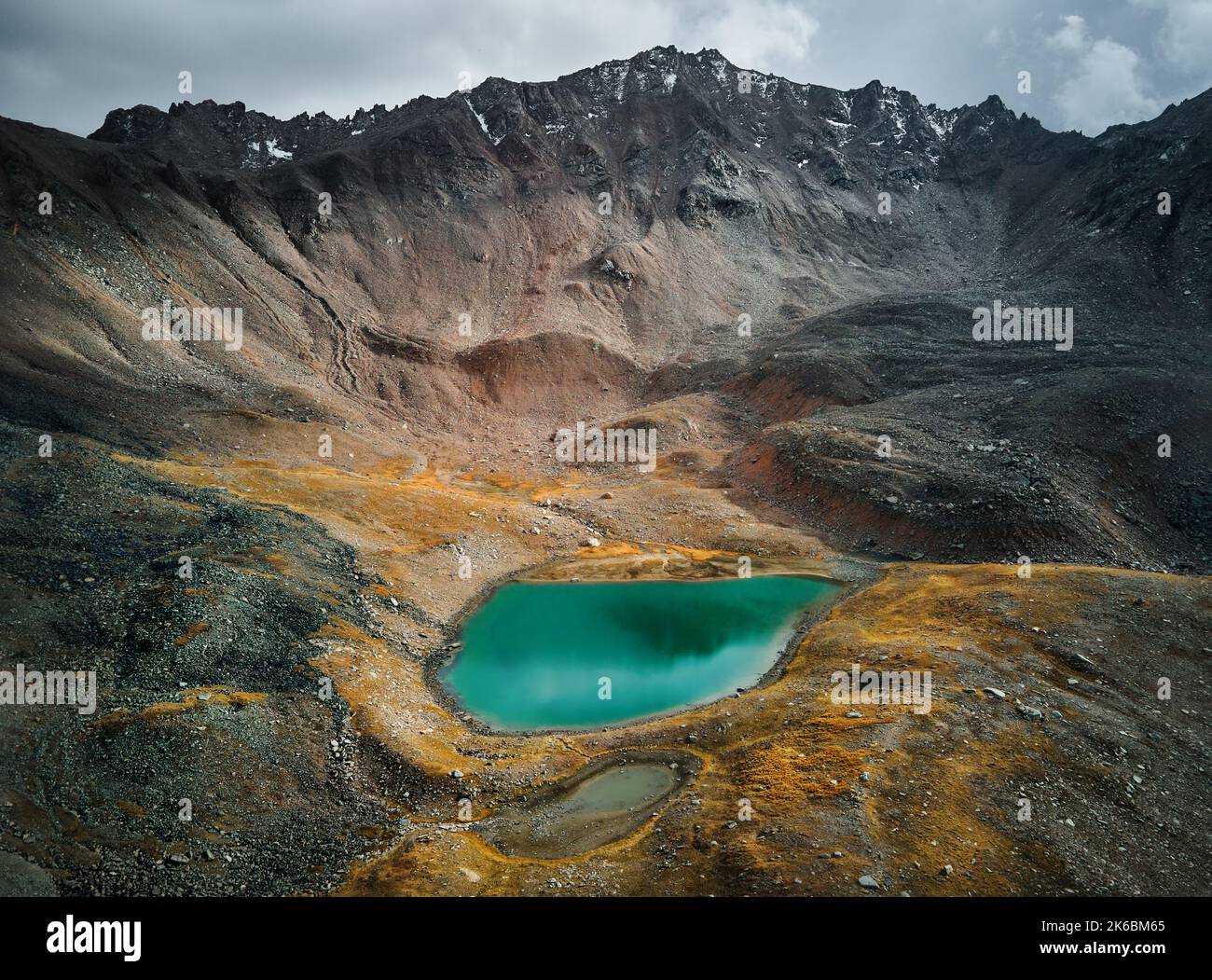 Schöne Landschaft der Gletscherbergseen mit Schneedeckengipfel in der Nähe von Almaty Stadt, Kasachstan. Luftaufnahme mit Drohne im Freien Wandern Stockfoto