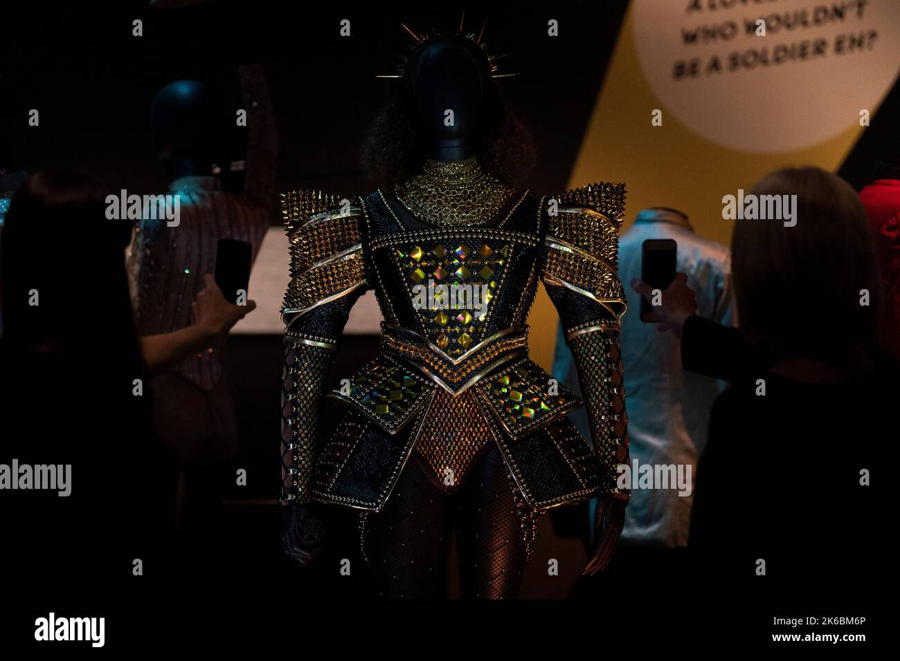 Das Kostüm für Catherine of Aragon in SECHS The Musical at Re:Imagining Musicals, eine neue Ausstellung in den Theater- und Performance-Galerien im V&A Museum in London. Bilddatum: Donnerstag, 13. Oktober 2022. Stockfoto