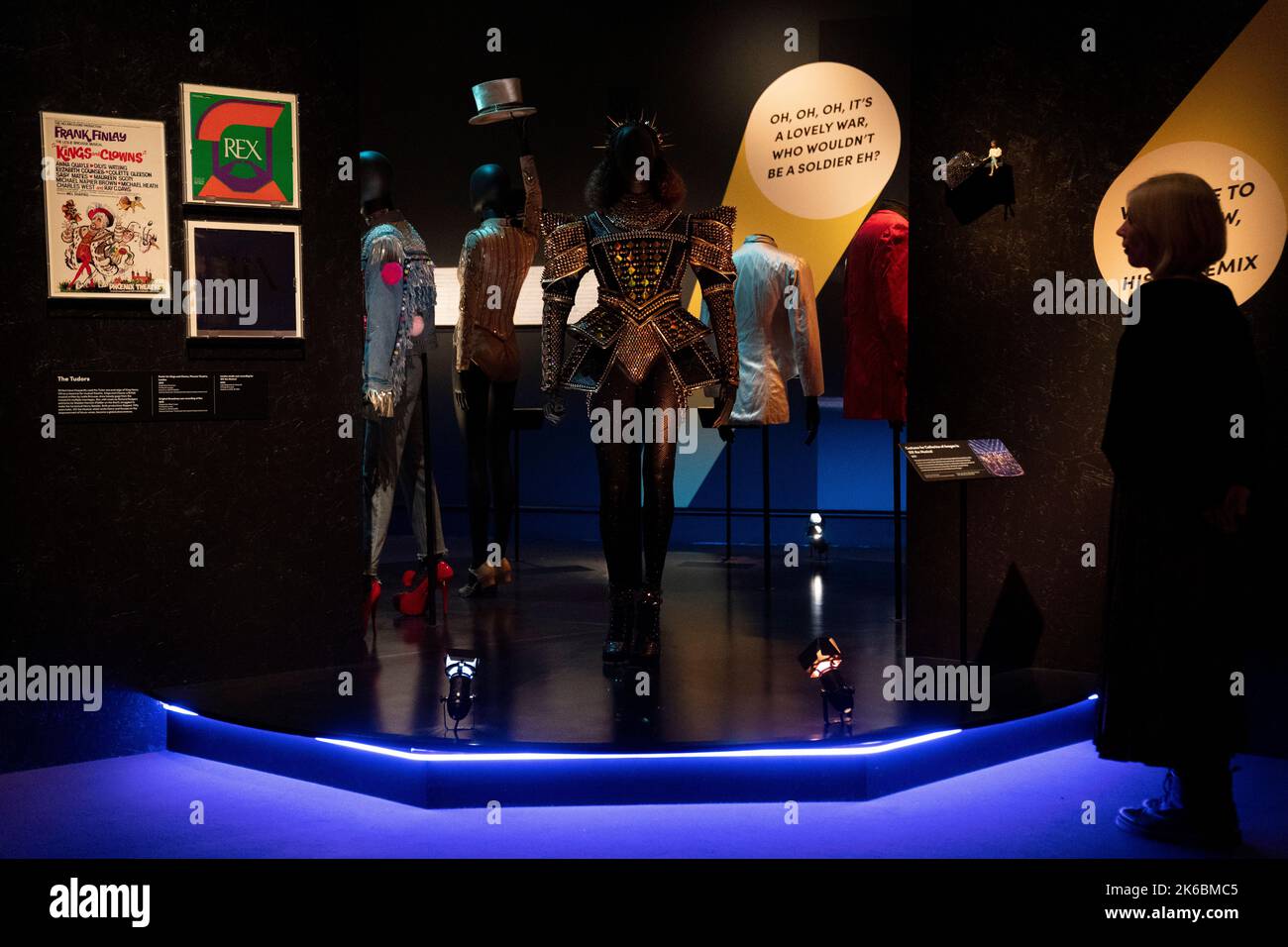 Das Kostüm für Catherine of Aragon in SECHS The Musical at Re:Imagining Musicals, eine neue Ausstellung in den Theater- und Performance-Galerien im V&A Museum in London. Bilddatum: Donnerstag, 13. Oktober 2022. Stockfoto