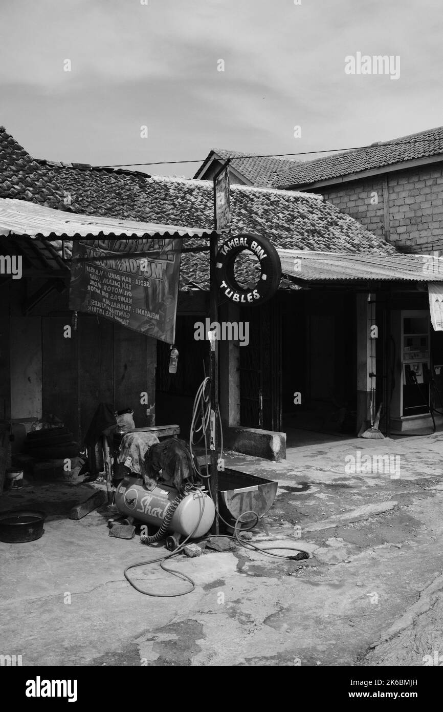 Cikancung, West Java, Indonesien - 06. Oktober, 2022 : Monochrom-Foto, Ein Ort, um einen Reifenpanne zu flicken Stockfoto