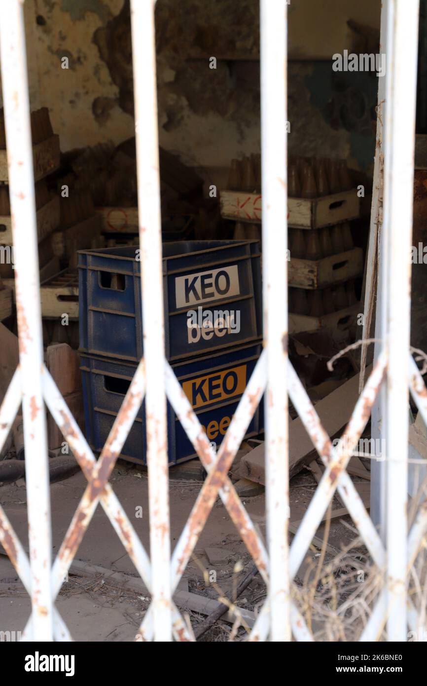 Kisten mit Keo-Bier, die in einem verlassenen Gebäude in der Geisterstadt Varosha zurückgelassen wurden; Famagusta (Gazimagusa); Türkisch Replublic von Nordzypern Stockfoto