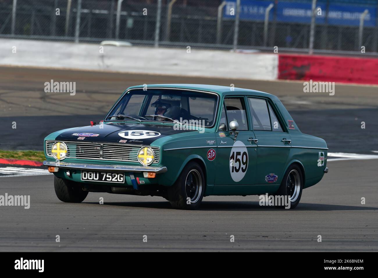 Michael Tearle, Hillman Minx, Adams & Page Swinging Sixties Group 1, aufgeteilt in sechs Klassen je nach Motorgröße, ein 40-minütiges Rennen mit einer Manda Stockfoto