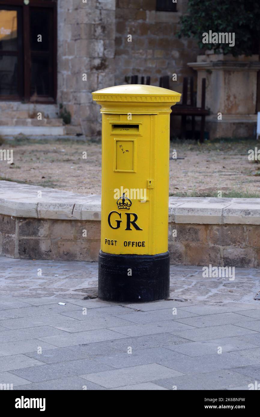 Gelber Briefkasten aus der britischen Kolonialzeit, Famagusta (Gazimguza), Türkische Republik Nordzypern Stockfoto