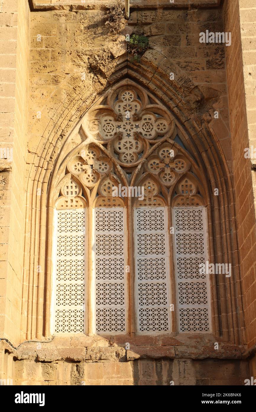 Fenster in der Lala Mustafa Pascha Moschee, Famagusta (Gazimagusa), der türkischen Republik Nordzypern. Einst die christliche Kathedrale von St. Nikolaus. Stockfoto