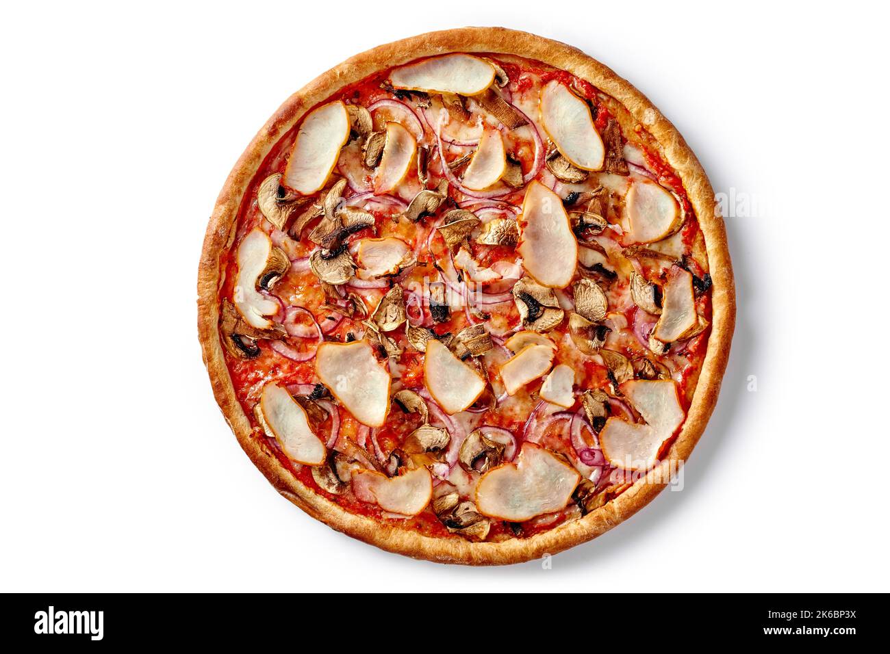 Dünne klassische Pizza mit geräuchertem Hähnchenfilet, Pilzen und violetten Zwiebeln, isoliert auf Weiß Stockfoto