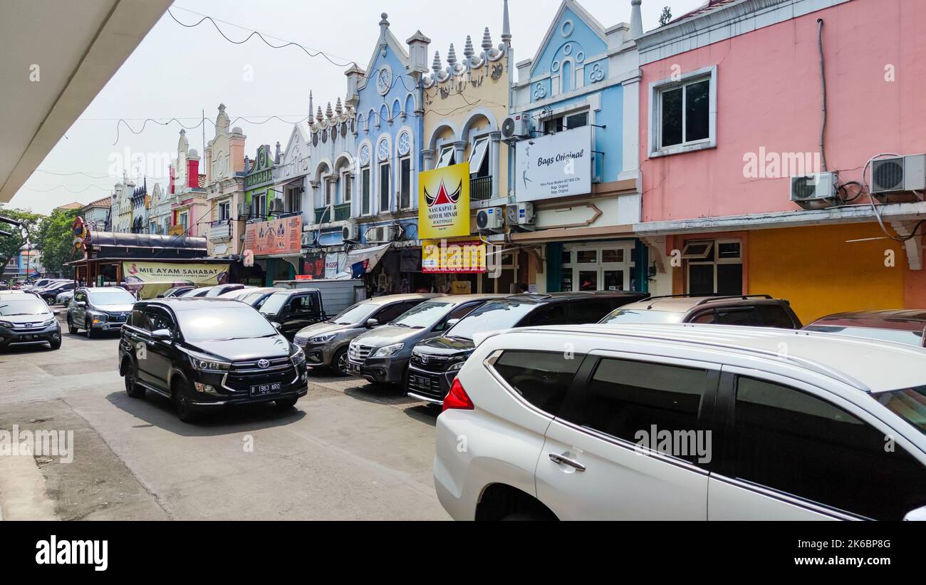 Blick auf Autos, Parkplätze und Geschäfte im belebten traditionellen Marktbereich „Pasar Modern BSD“. Stockfoto