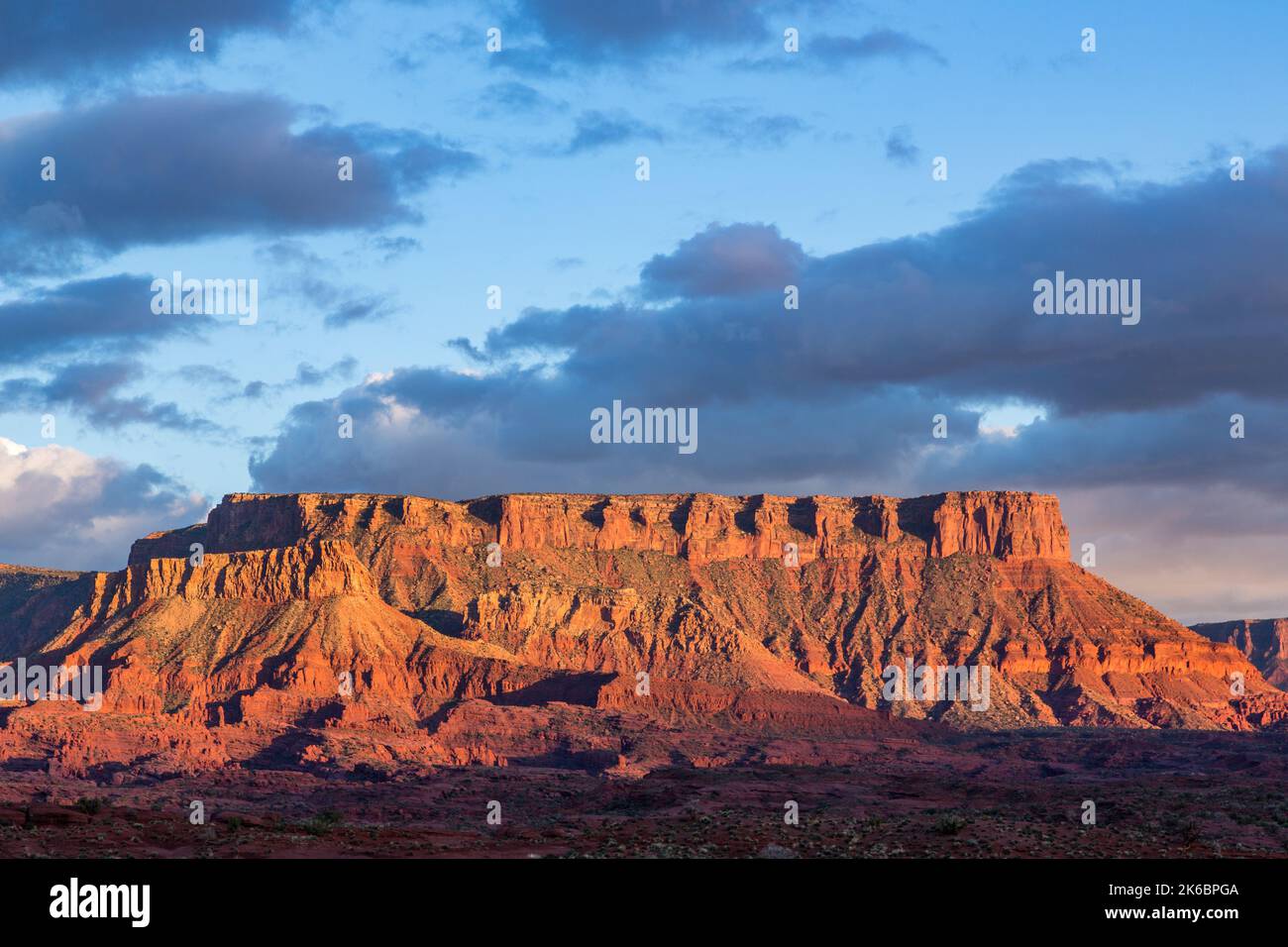 Wolken über Fisher Mesa im Richardson Amphitheater bei Sonnenuntergang in der Nähe von Moab, Utah. Stockfoto