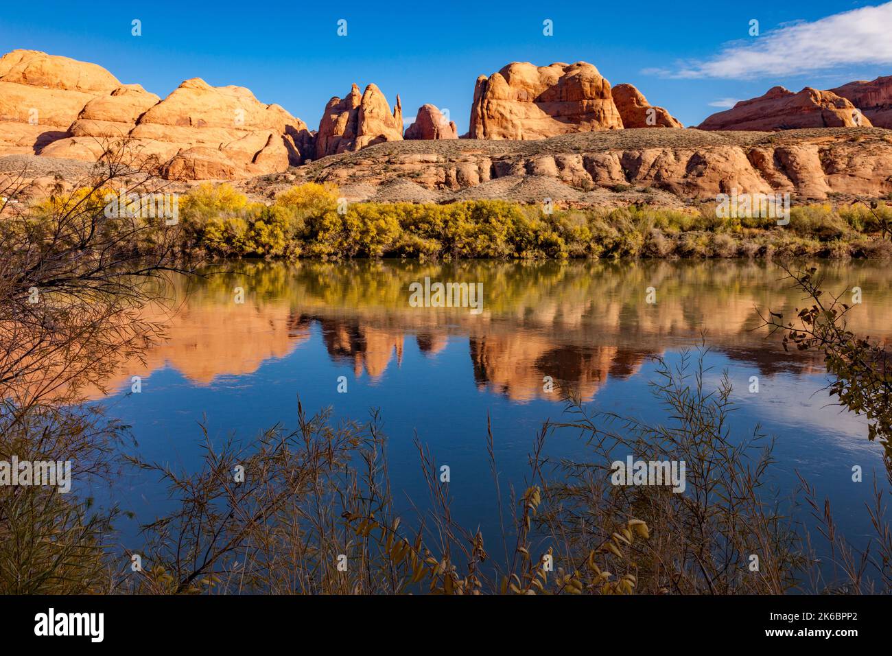 Navajo-Sandsteinformationen spiegeln sich im Colorado River in der Nähe von Moab, Utah, wider. Stockfoto