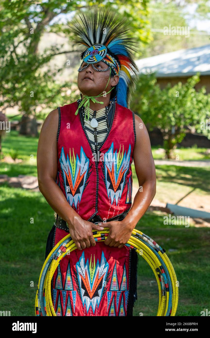 Portrait einer indianischen Hoop-Tänzerin aus Navajo in der Regalia auf einem Festival in Moab, Utah. Stockfoto