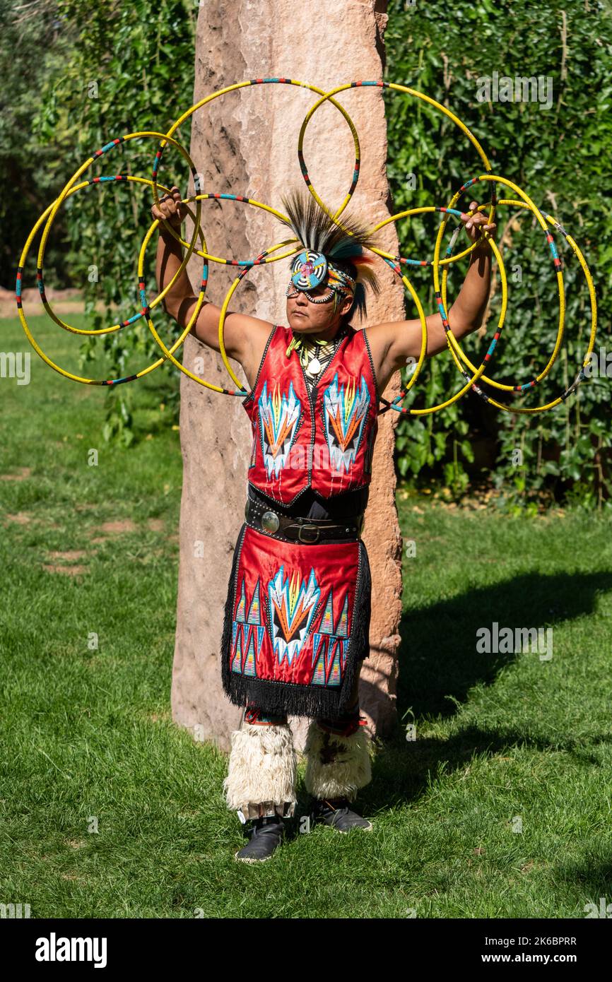Navajo Native American Hoop Dancer in Regalia auf einem Festival in Moab, Utah, Formen mit den Reifen. Stockfoto