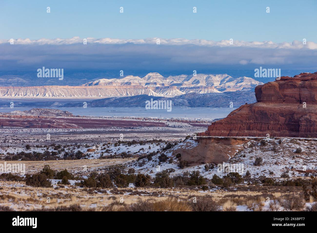 Landschaft nördlich von Moab, Utah, mit der großen Mesa direkt nach einem Winterschneesturm. Stockfoto