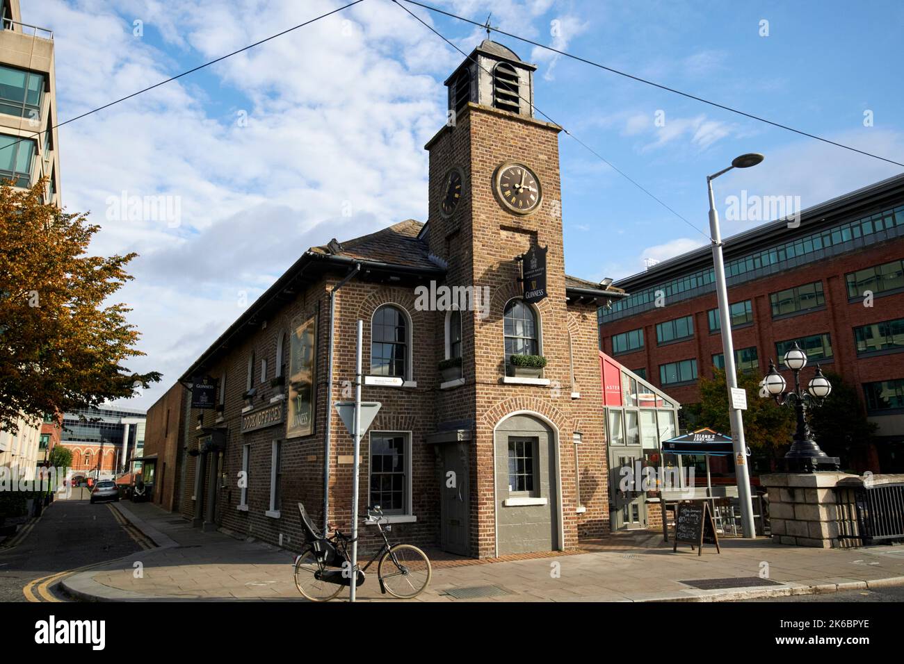 Alte Hafenmeisterbüros Heimat des Grillrestaurants ifsc Financial Area of dublin republik irland Stockfoto