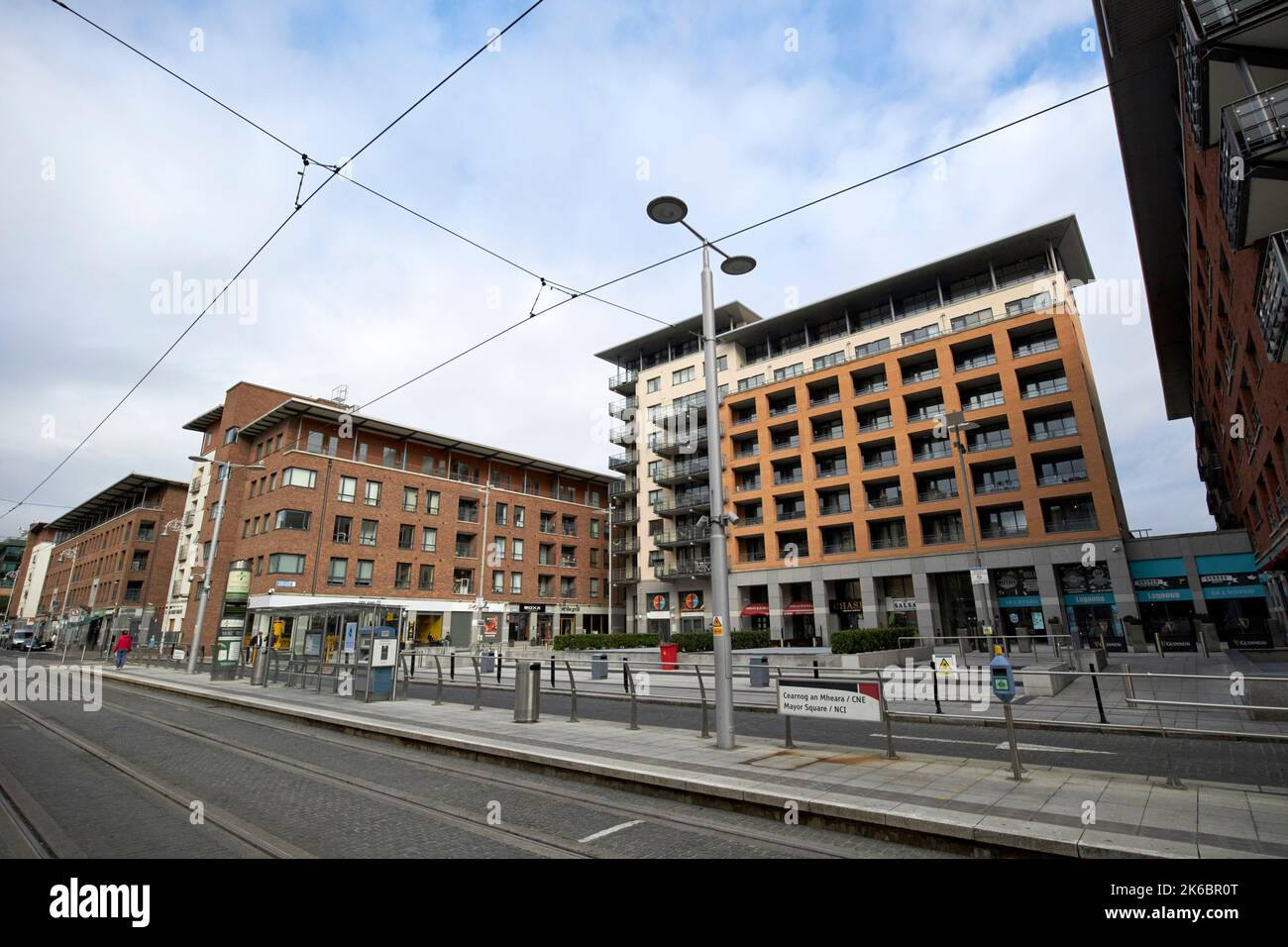 mayor Platz mit luas Straßenbahnhaltestelle umgeben von Mehrfamilienhäusern ifsc dublin republik irland Stockfoto
