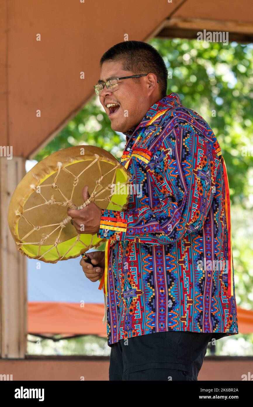Navajo Native American Sänger und traditioneller Schlagzeuger mit Handtrommel auf einem Festival in Moab, Utah. Stockfoto