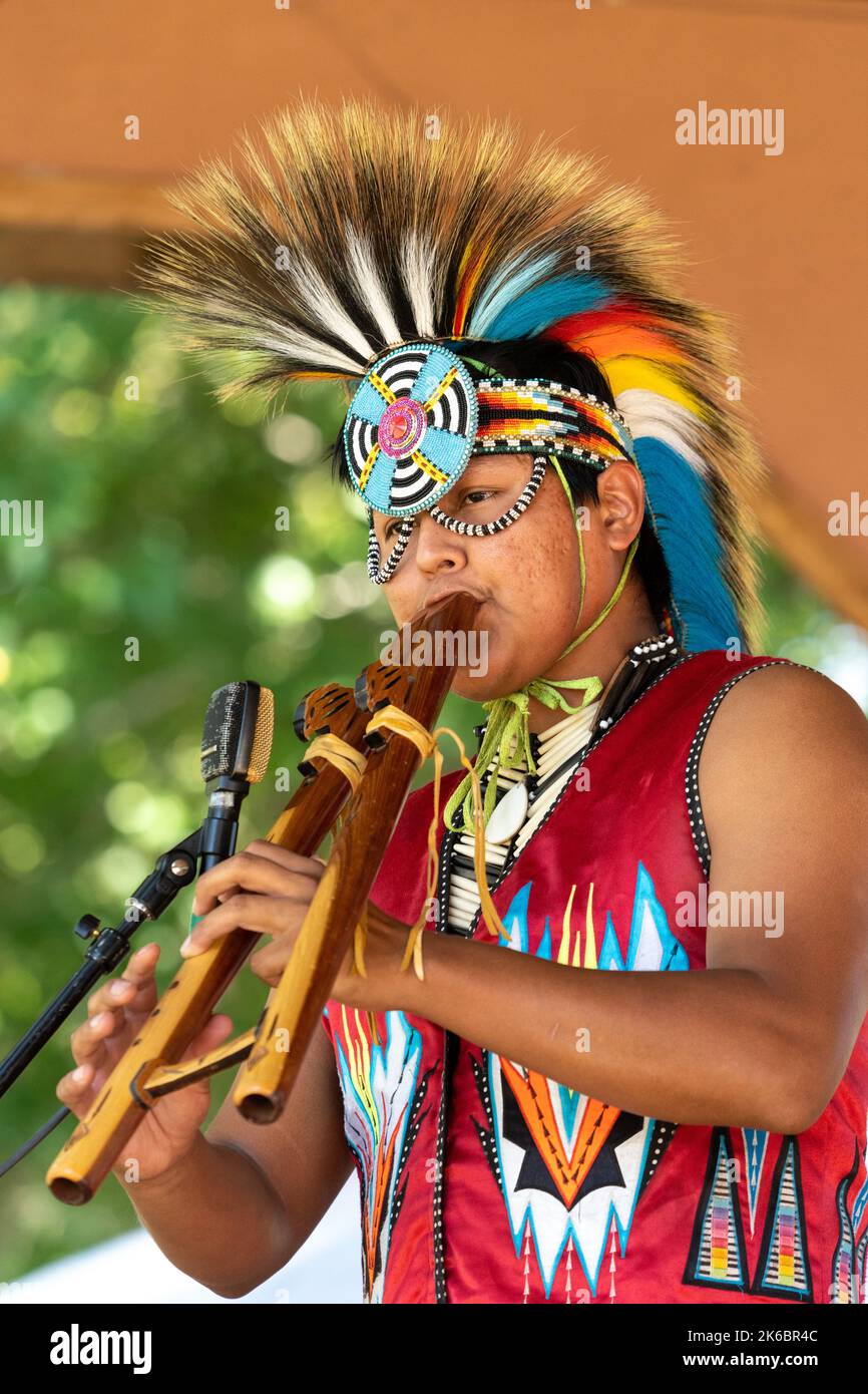Navajo Native American Hoop Dancer in Regalia spielt eine Doppelflöte auf einem Festival in Moab, Utah. Stockfoto