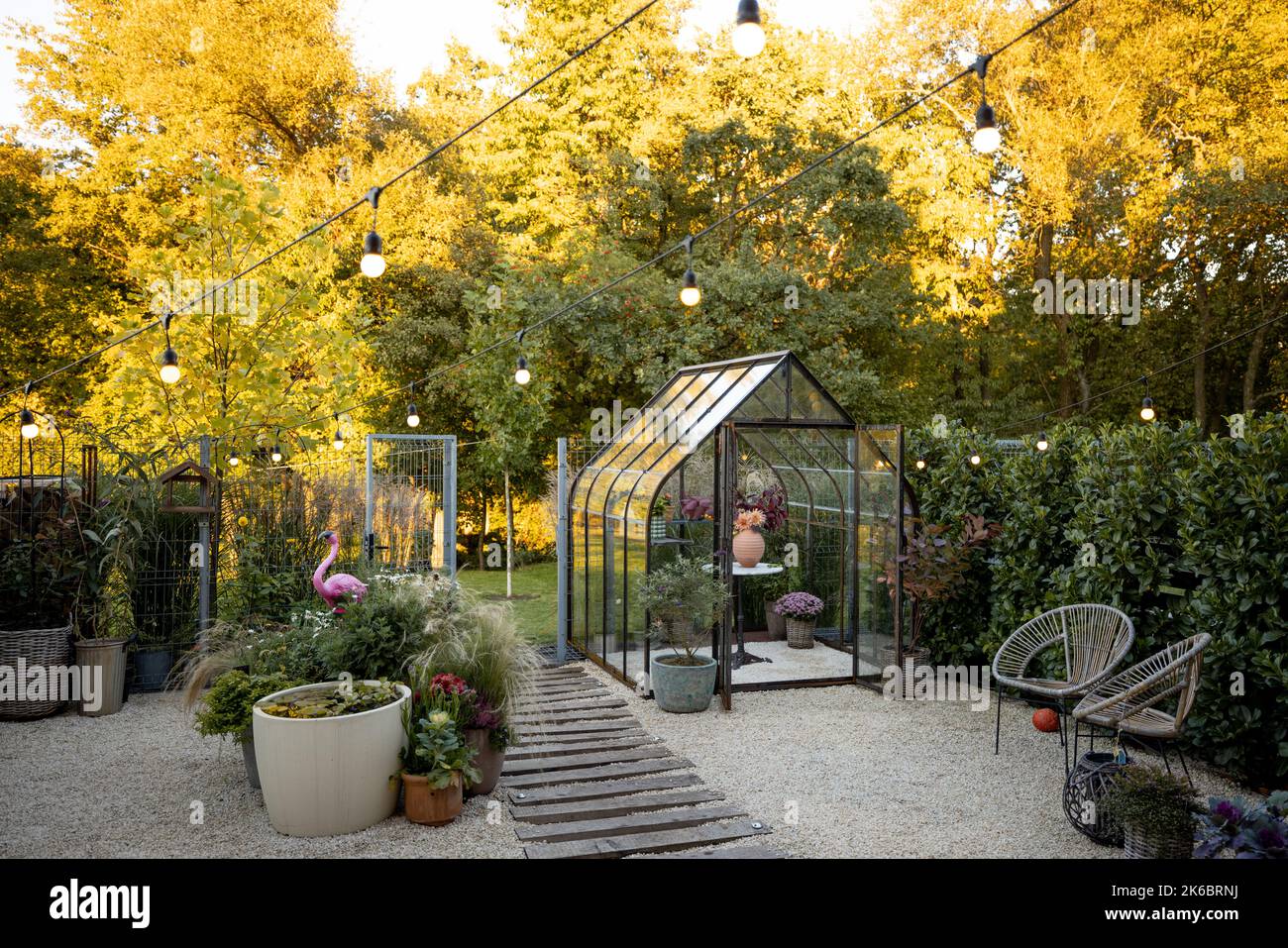 Garten mit einem heißen Haus in der Natur Stockfoto