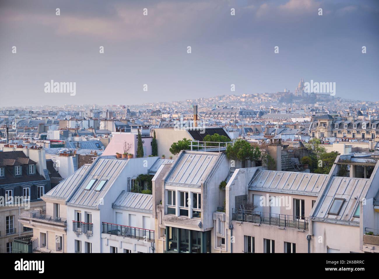 Paris (Frankreich): Überblick über die Stadt vom Centre Pompidou, dem Bezirk Beaubourg und den Gebäuden auf dem Platz „Place Pompidou“ im 3.. Arrondissement Stockfoto