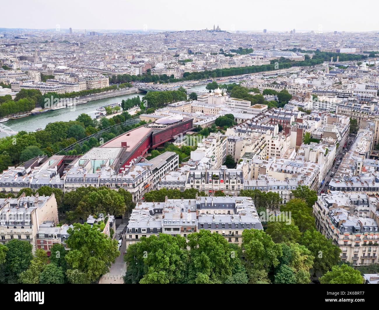 Paris (Frankreich): Panoramablick auf die Stadt vom Eiffelturm. Blick auf die Dachterrasse mit dem Museum „musee du quai Branly“, der Holy Trinity Cathedral und Stockfoto