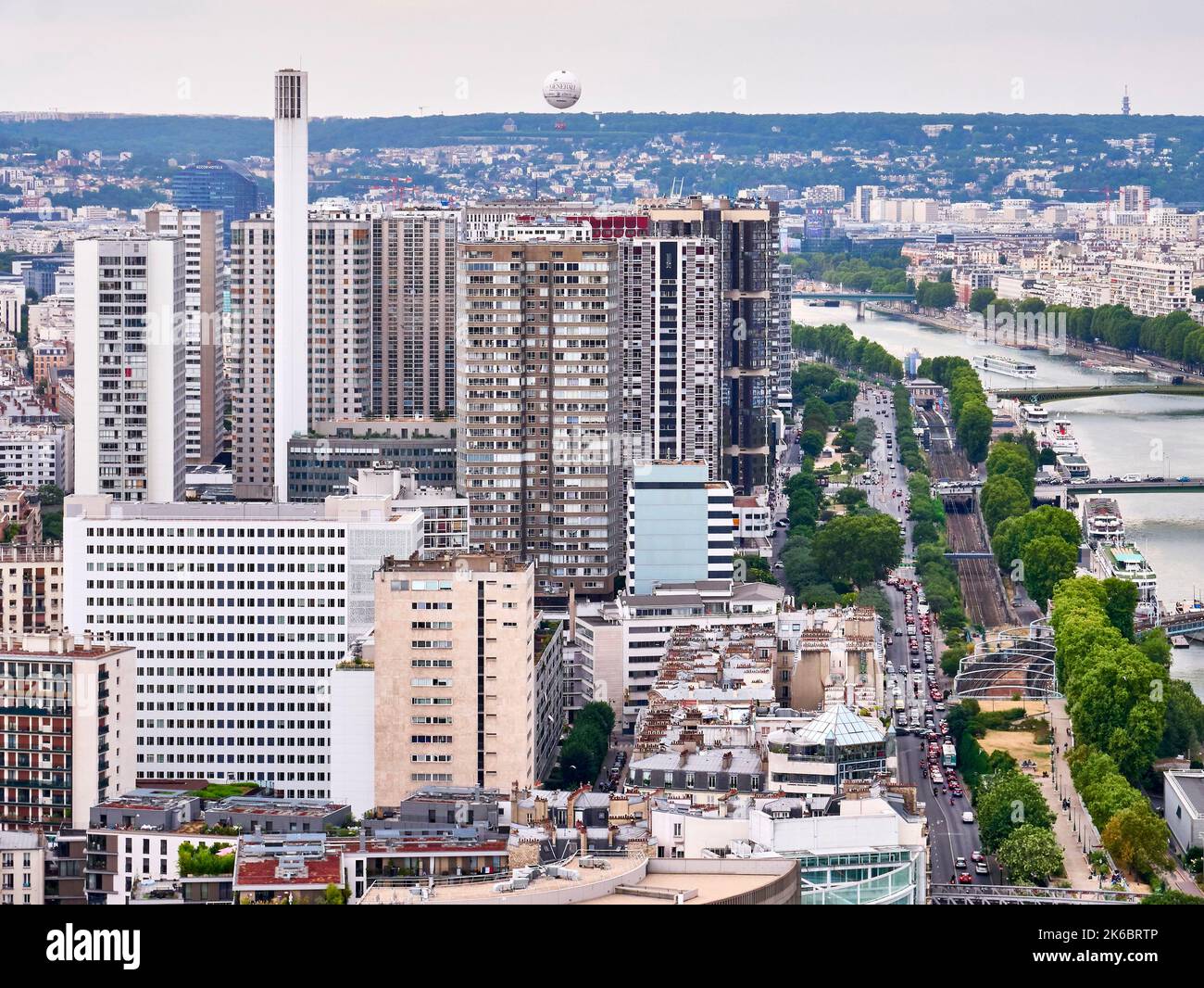 Paris (Frankreich): Panoramablick auf die Stadt vom Eiffelturm. Übersicht der Gebäude, in 15. Arrondissement, Grenelle District, entlang des Flusses SE Stockfoto