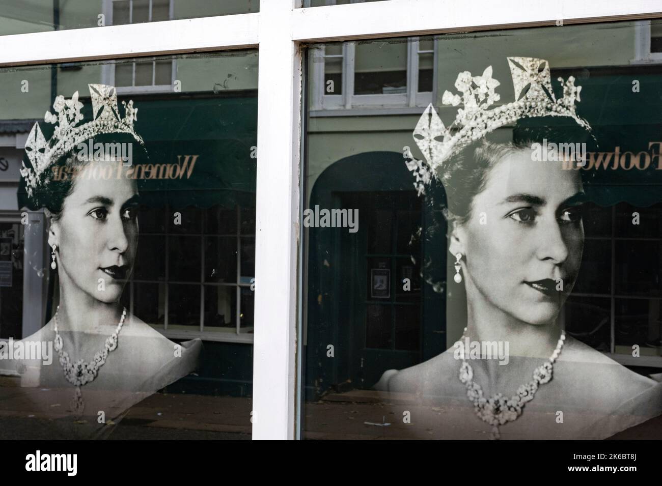Fotos von Königin Elisabeth 2, die am Tag ihrer Beerdigung in Woodbridge Suffolk England in Schaufenstern ausgestellt wurden Stockfoto