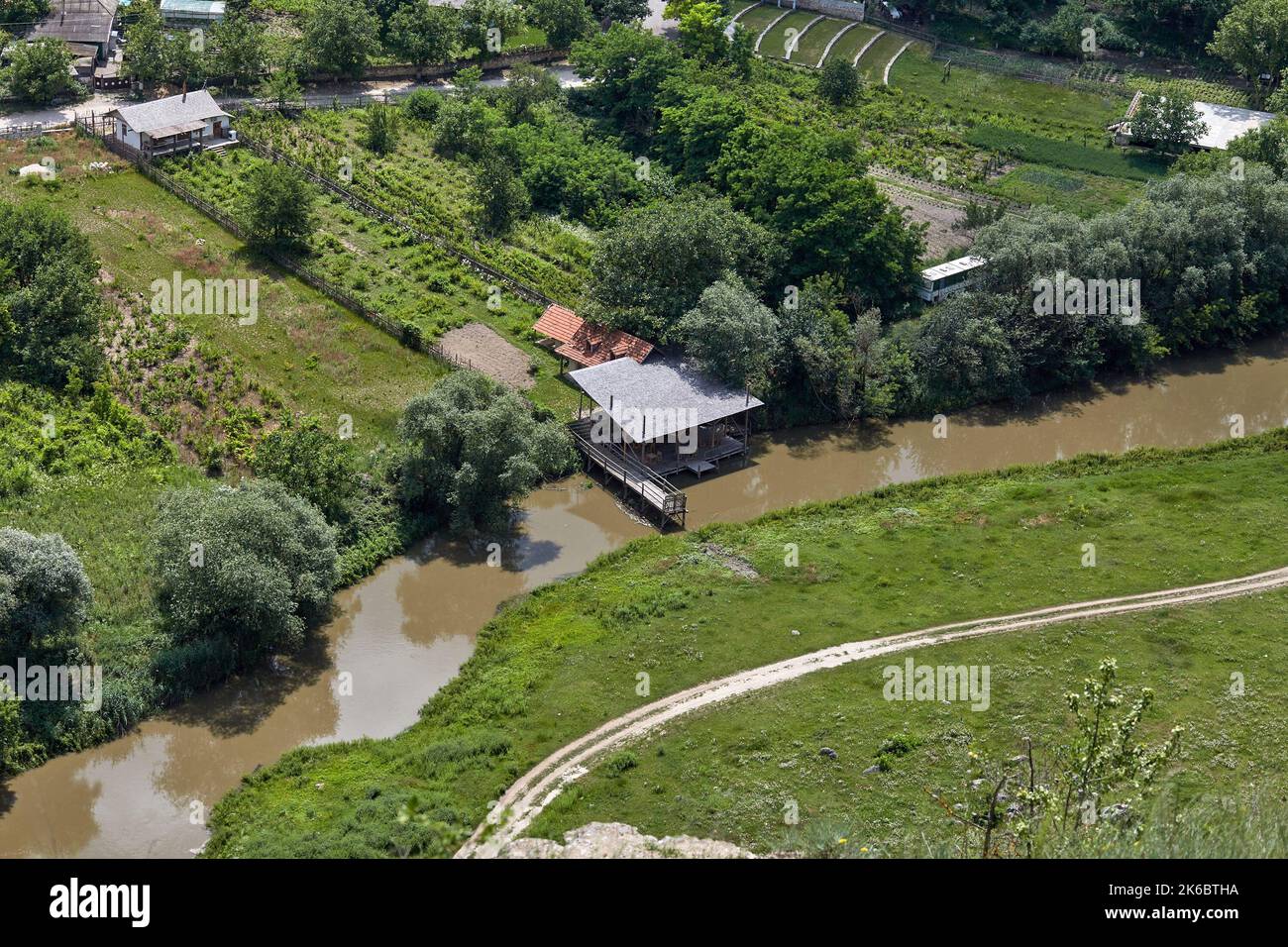 Pavillon mit Pier am Fluss, umgeben von Vegetation. Blick vom Hügel Stockfoto