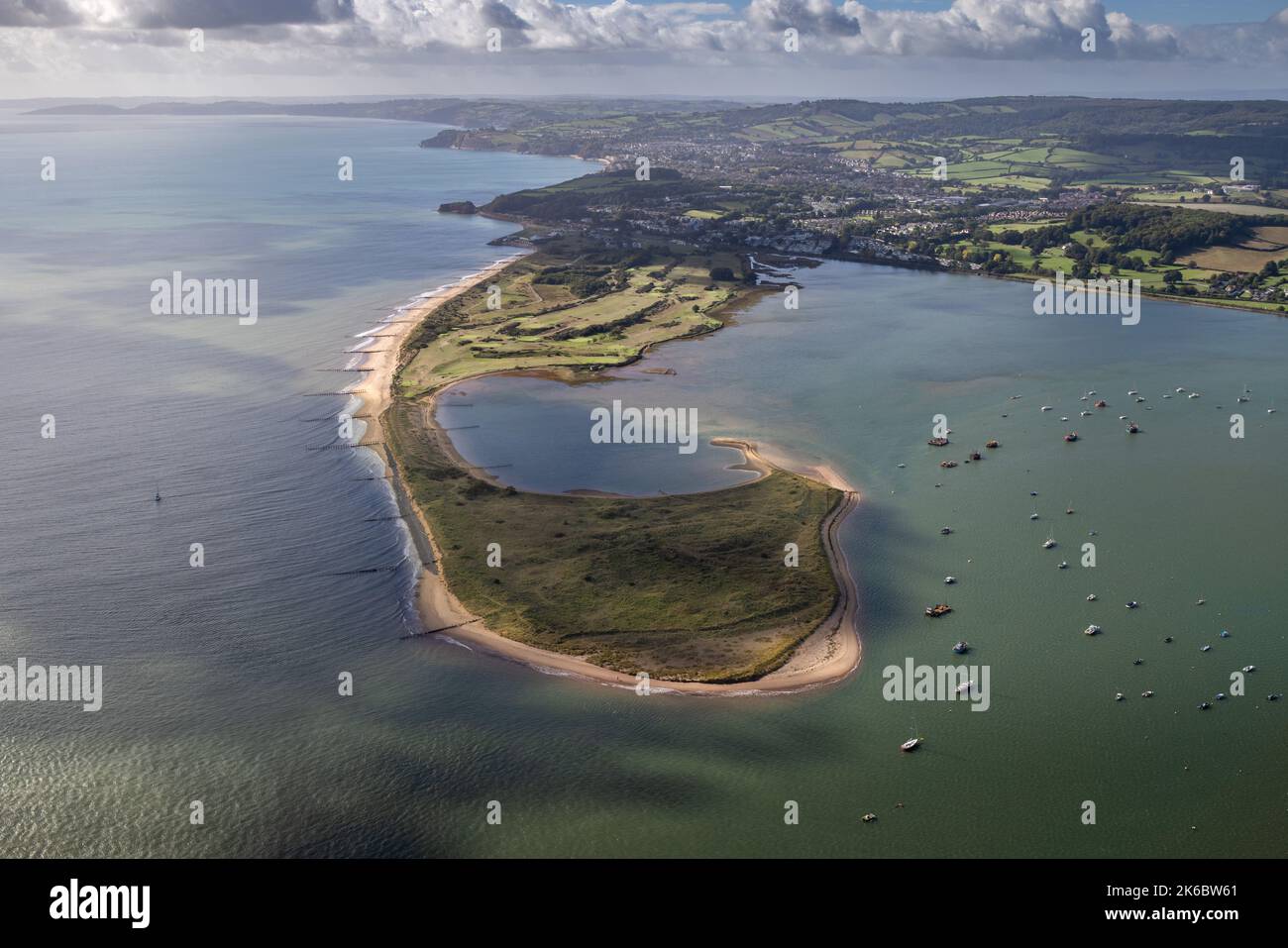 Luftaufnahme von Dawlish Warren Spit, an der Mündung des Flusses exe mit der Küste von Devon und Dartmoor im Hintergrund. Stockfoto