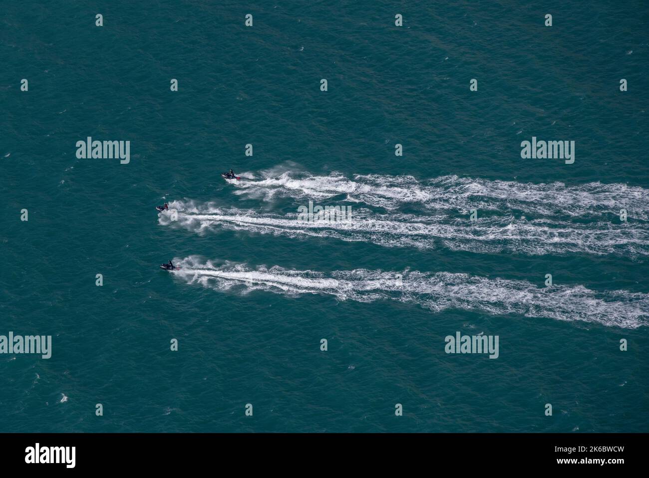 Luftaufnahme von drei Jet-Skifahrern in Torbay an der Küste von Devon. Stockfoto