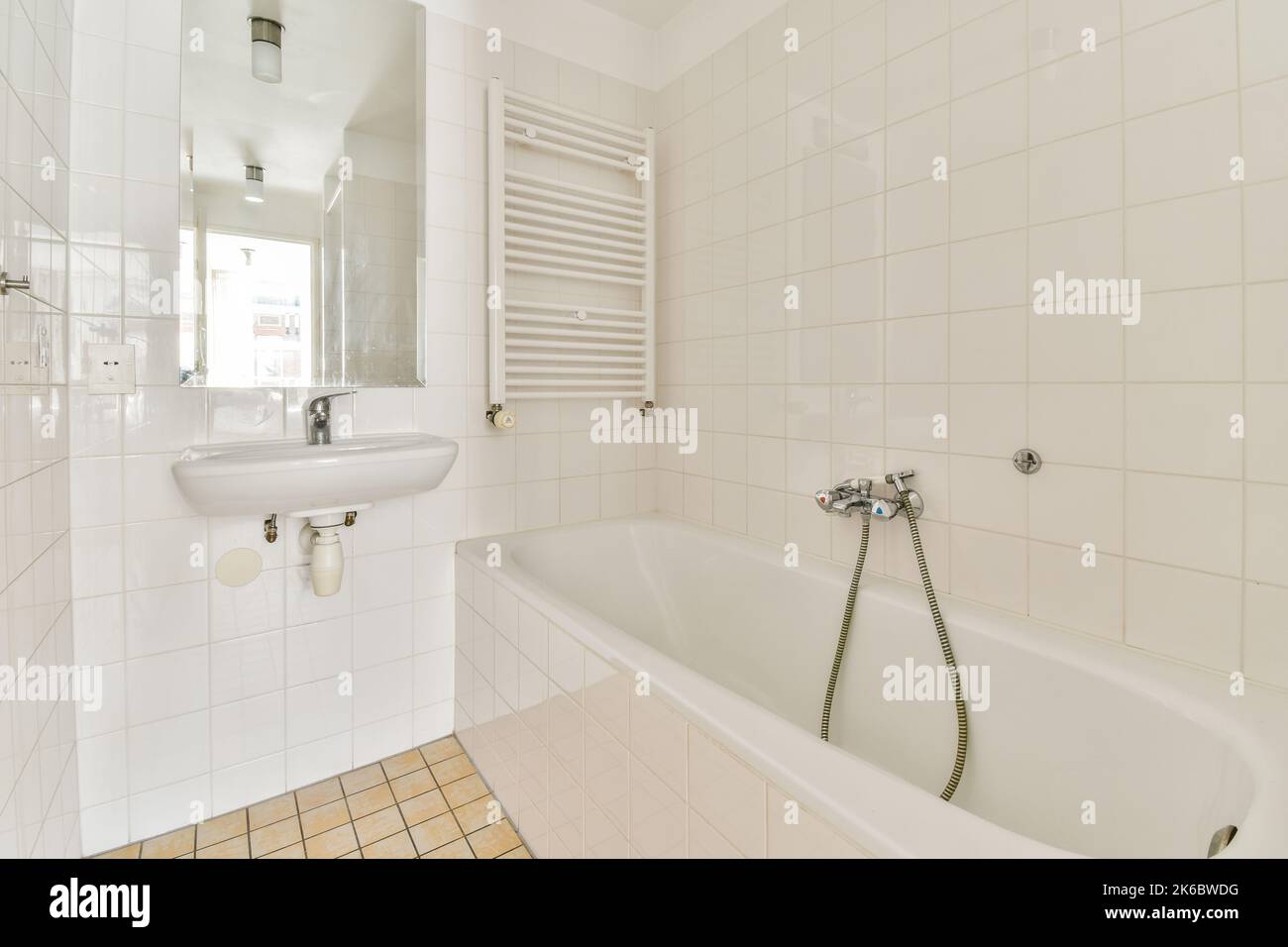 Dusche und freistehendes Badezimmer im hellen Badezimmer mit Waschmaschine Stockfoto