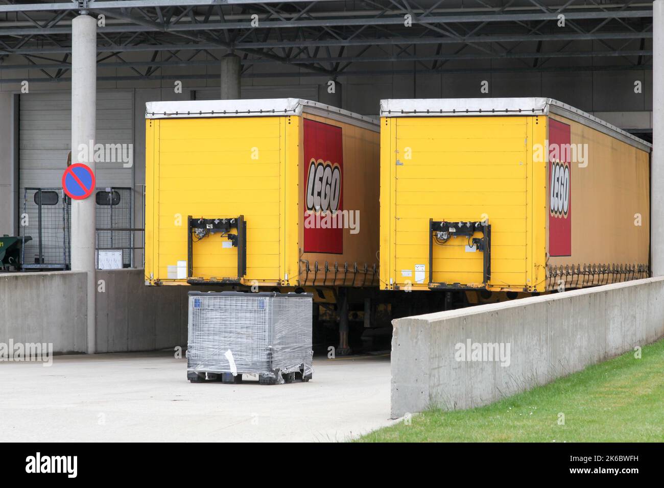 Billund, Dänemark - 14. Mai 2016: LEGO Trucks und Lager. LEGO ist eine Linie von Kunststoff-Bauspielzeugen, die von der Lego Group hergestellt werden Stockfoto